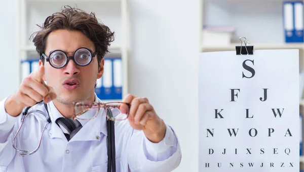 Śmieszny okulista w humorystycznej koncepcji medycznej — Zdjęcie stockowe