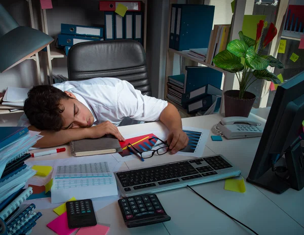 Man affärsman arbetar sena timmar på kontoret — Stockfoto