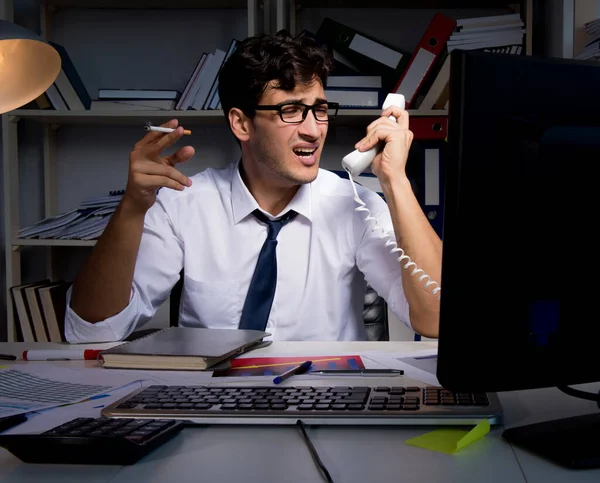 Homem empresário trabalhando até tarde no escritório — Fotografia de Stock