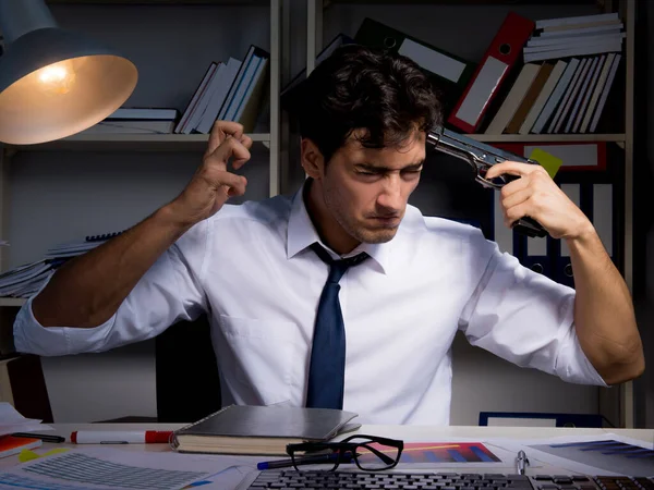 Hombre de negocios trabajando hasta tarde en la oficina —  Fotos de Stock