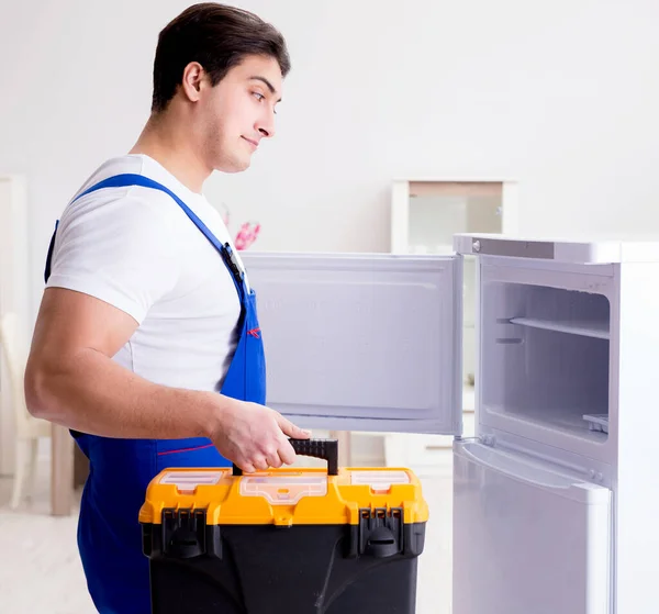 Szerelő vállalkozó javítás hűtőszekrény DIY koncepció — Stock Fotó