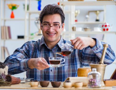 Yeni demler deneyen profesyonel çay uzmanı.