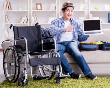 Pasif adam dizüstü bilgisayarla internetten seyahat rezervasyonu