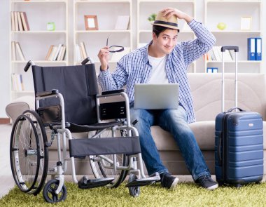 Pasif adam dizüstü bilgisayarla internetten seyahat rezervasyonu