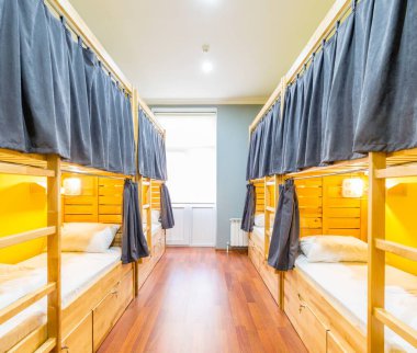 Yurt yatakhaneleri oda içinde düzenlendi.