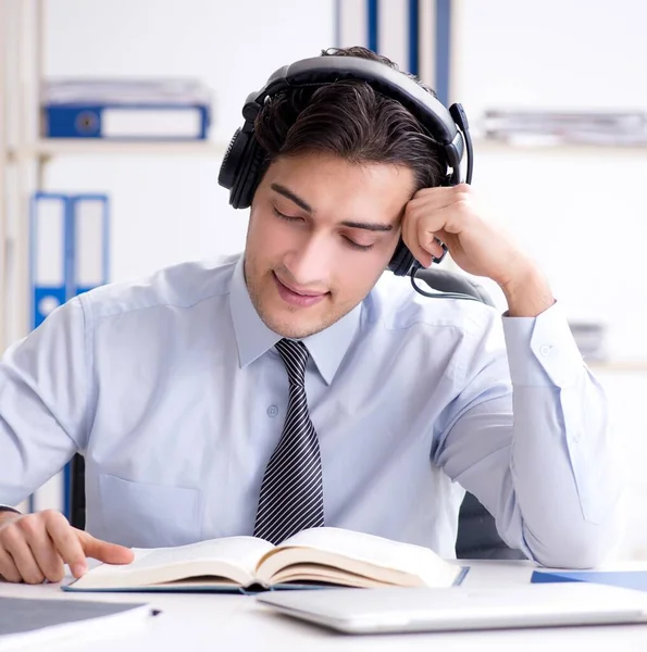 Oproepcentrale operator in gesprek met klant op live oproep — Stockfoto