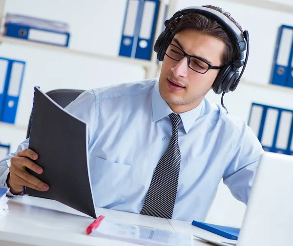 Oproepcentrale operator in gesprek met klant op live oproep — Stockfoto