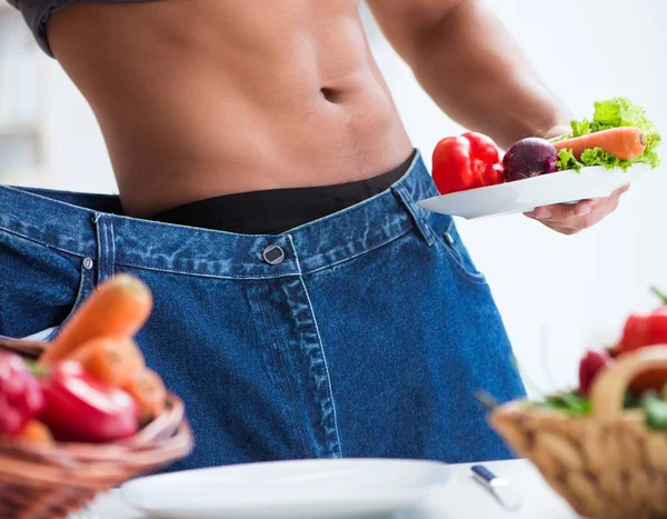 O jovem em alimentação saudável e conceito de dieta — Fotografia de Stock