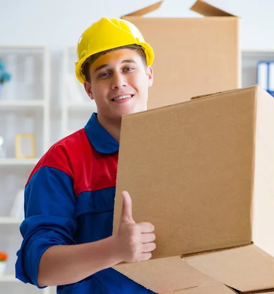 Jeune homme travaillant dans les services de déménagement avec des boîtes — Photo