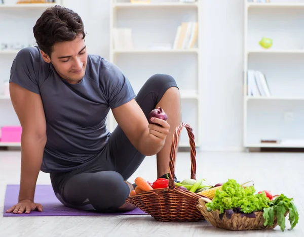 Man promoting the benefits of healthy eating and doing sports — Stock Photo, Image