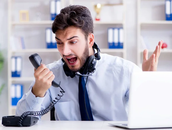 Dipendente del call center che lavora in ufficio — Foto Stock