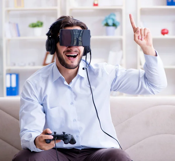 Estudiante gamer jugando juegos en casa —  Fotos de Stock