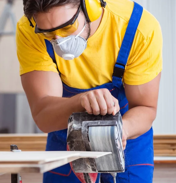 Schreiner arbeitet in der Werkstatt — Stockfoto