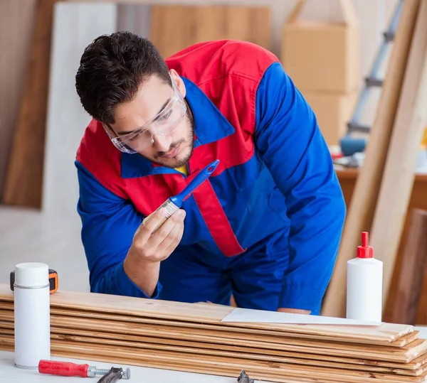 Yooung reparador carpintero trabajando con pintura pintura —  Fotos de Stock