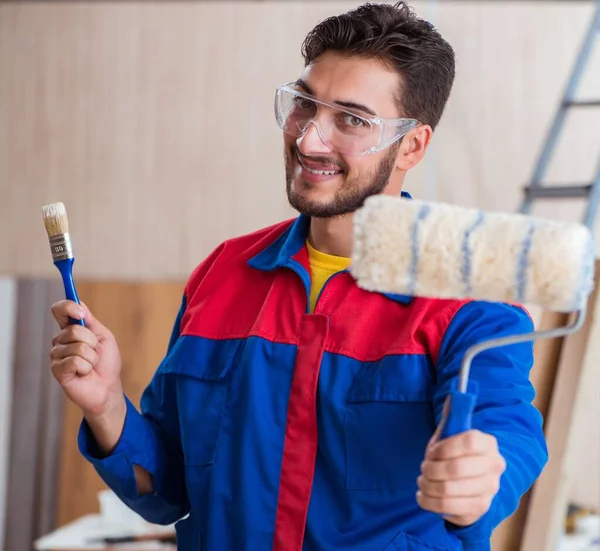 Yooung reparador carpintero trabajando con pintura pintura —  Fotos de Stock