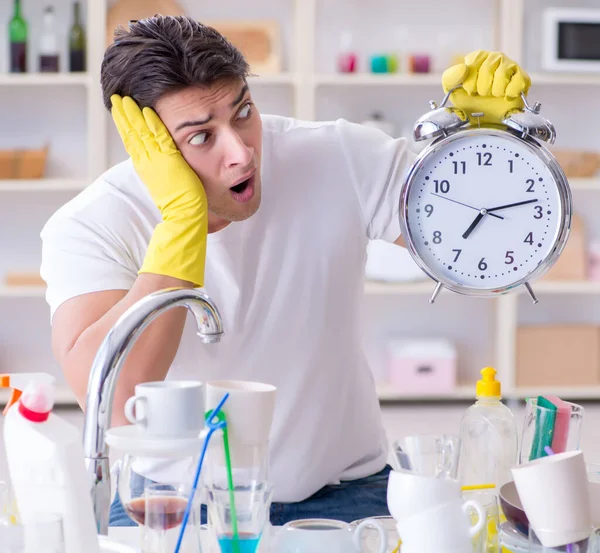 Mens die zich niet houdt aan de termijnen voor huishoudelijke taken — Stockfoto