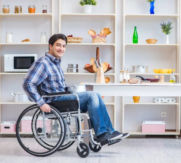 Uomo disabile che prepara la minestra in cucina — Foto Stock