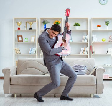 İş adamı tatile gidişini kutluyor