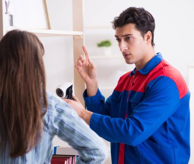 Müteahhit eve güvenlik kamerası yerleştiriyor.