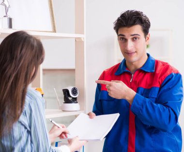 Müşteri, sözleşmeli olarak güvenlik kamerası taktırıyor.