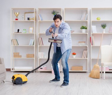 Adam evi temizliyor.