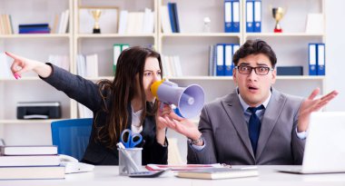 Kadın ve erkek arasındaki ofis anlaşmazlığı