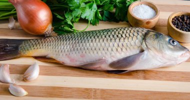 Pişmemiş balık yemek hazırlama konseptinde tahtayı keser.