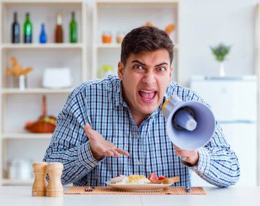 Hoparlörlü koca karısına bağırıyor.