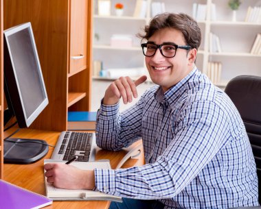 Bilgisayar masasında genç bir öğrenci