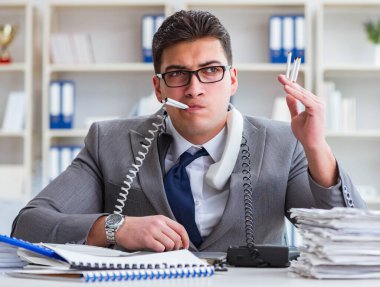 İşadamı ofisinde sigara içiyor.