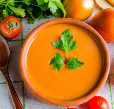 Geleneksel İtalyan usulü domates çorbası.