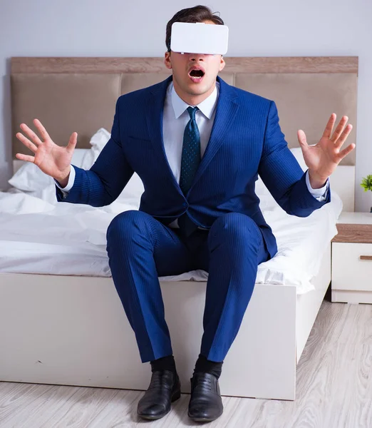 Affärsman bär en virtuell verklighet headset i sovrummet — Stockfoto