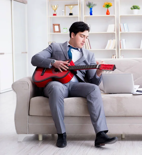 Uomo d'affari che suona la chitarra a casa — Foto Stock