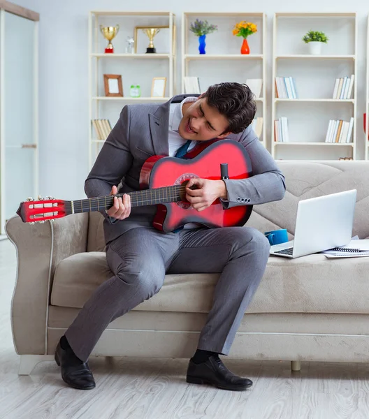 Empresario tocando la guitarra en casa — Foto de Stock