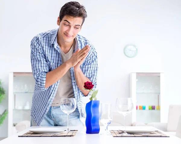 Hombre solo preparándose para una cita romántica con su novia — Foto de Stock