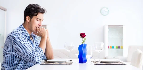 Der Mann allein bereitet sich auf ein romantisches Date mit seiner Liebsten vor — Stockfoto