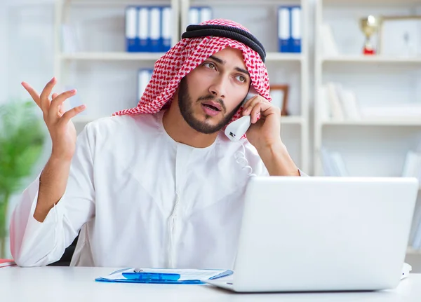 Άραβας επιχειρηματίας που εργάζεται στο γραφείο κάνει γραφική εργασία με ένα pi — Φωτογραφία Αρχείου