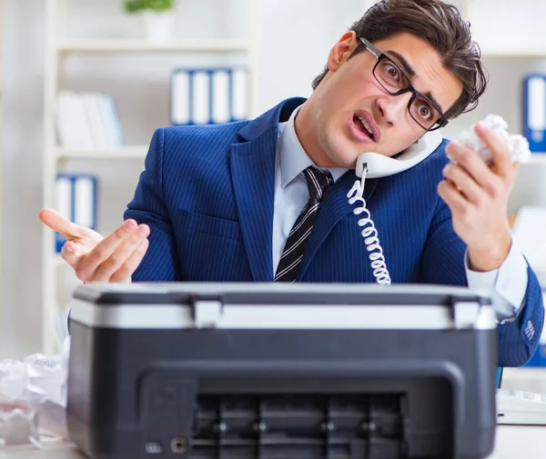 Zakenman boos op kopiëren machine jamming papieren — Stockfoto