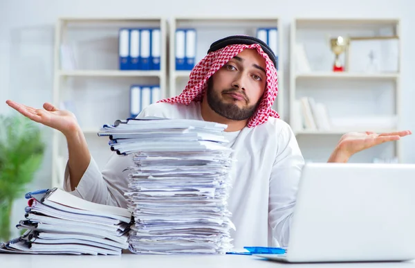 Arabe homme d'affaires travaillant dans le bureau faire de la paperasse avec un pi — Photo