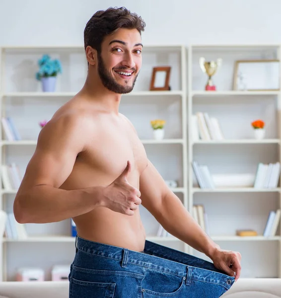 Man i överdimensionerade byxor i viktminskning koncept — Stockfoto