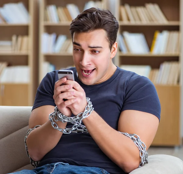 Hombre que sufre de adicción a la dependencia del teléfono — Foto de Stock