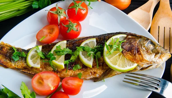 Pescado frito servido en el plato — Foto de Stock