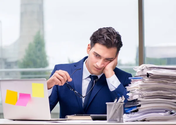 Uomo d'affari stacanovista sovraccarico di lavoro con troppo lavoro in ufficio — Foto Stock