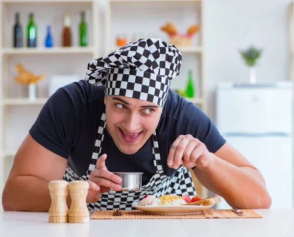 Chef-kok kookt een maaltijd ontbijt diner in de keuken — Stockfoto