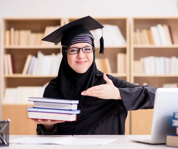 Chica musulmana en hiyab estudiando preparación para los exámenes — Foto de Stock