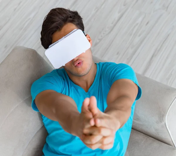 Jongeman met VR-bril ontspannen op de bank — Stockfoto