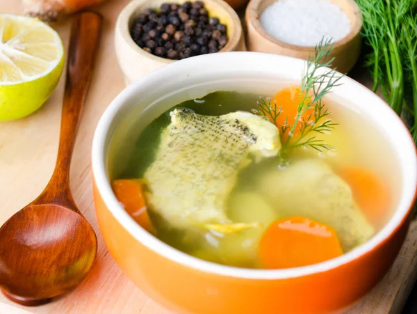 Sopa de pescado servida sobre la mesa en plato — Foto de Stock