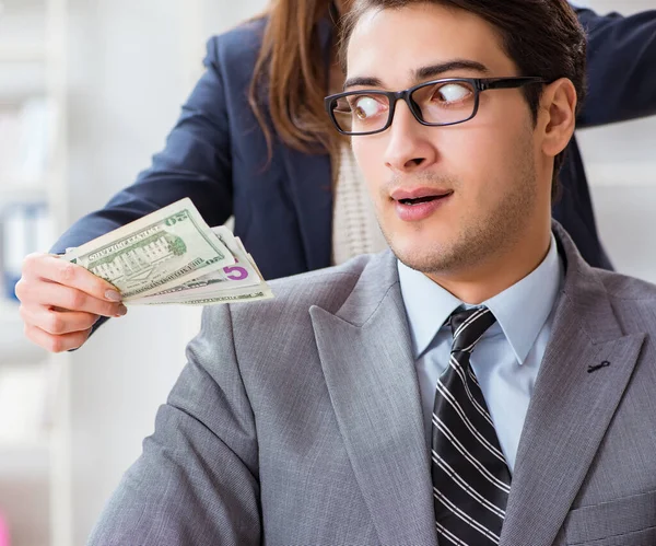 破産法のための賄賂を提供されたビジネスマン — ストック写真