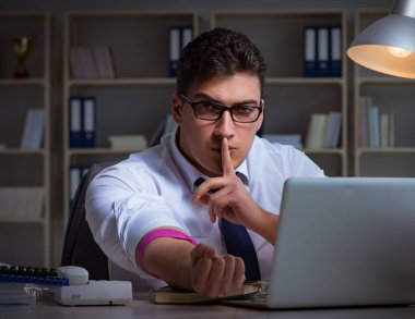 İşadamı uyuşturucudan geç saatlere kadar ofiste kalıyor.