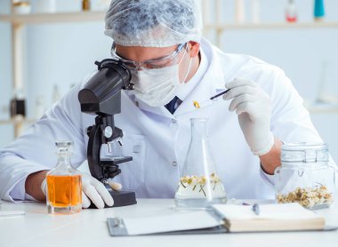 Laboratuvarda parfüm karıştıran bir kimyager.